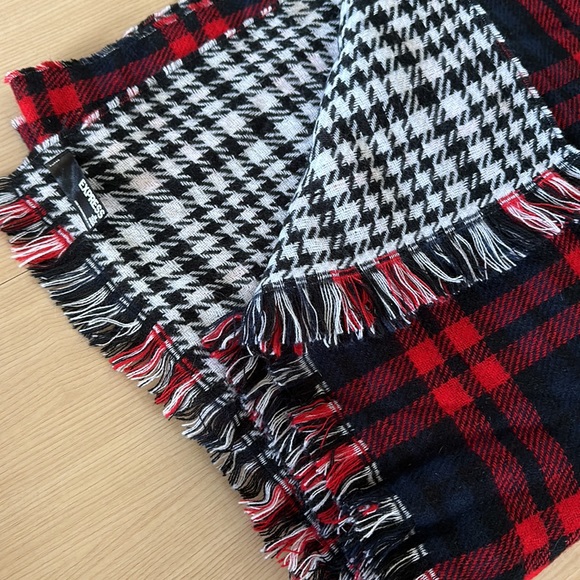 Express Plaid Blanket Scarf - Picture 4 of 5